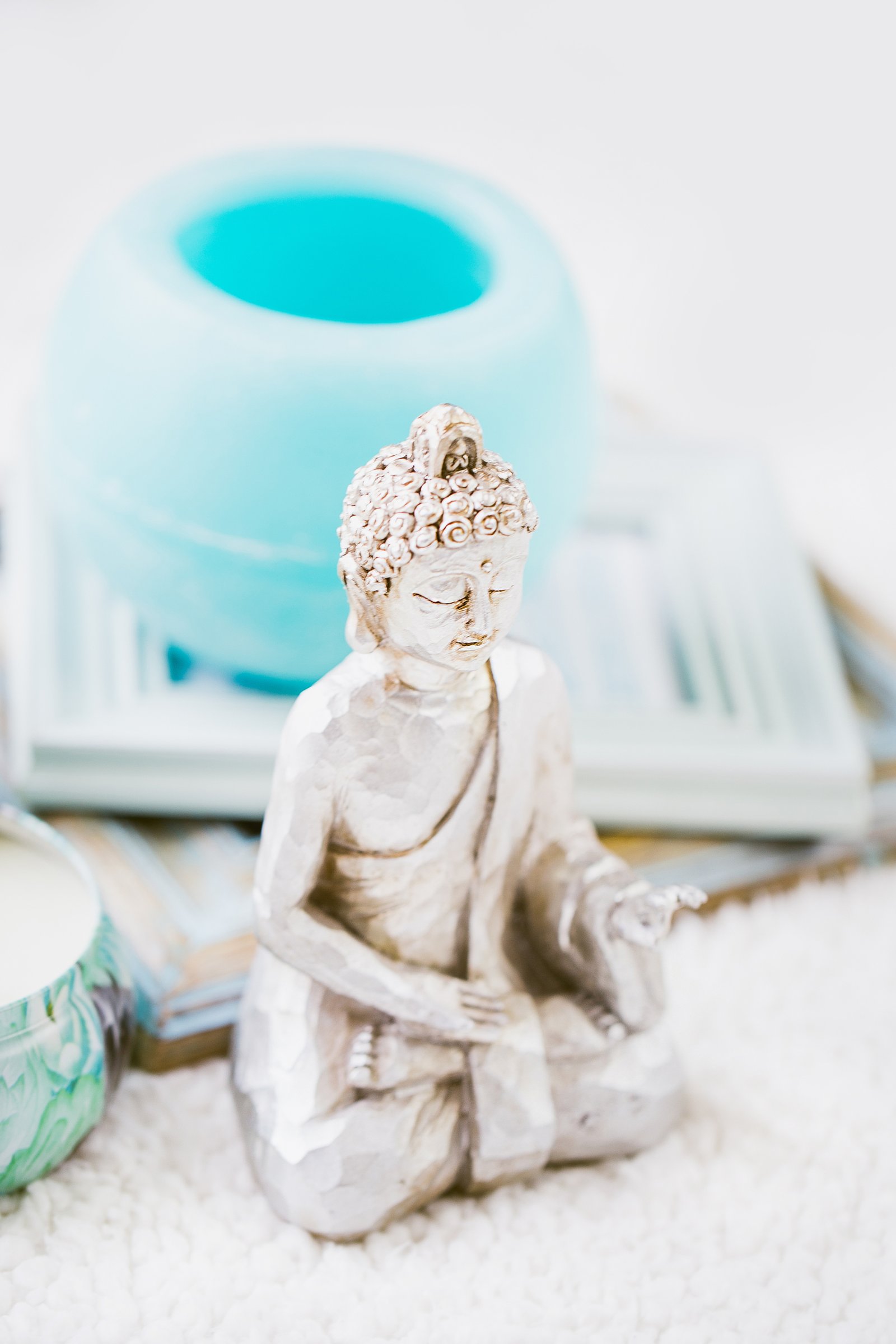 Statue de bouddha argenté, sophrologie, relaxation, soin à soi