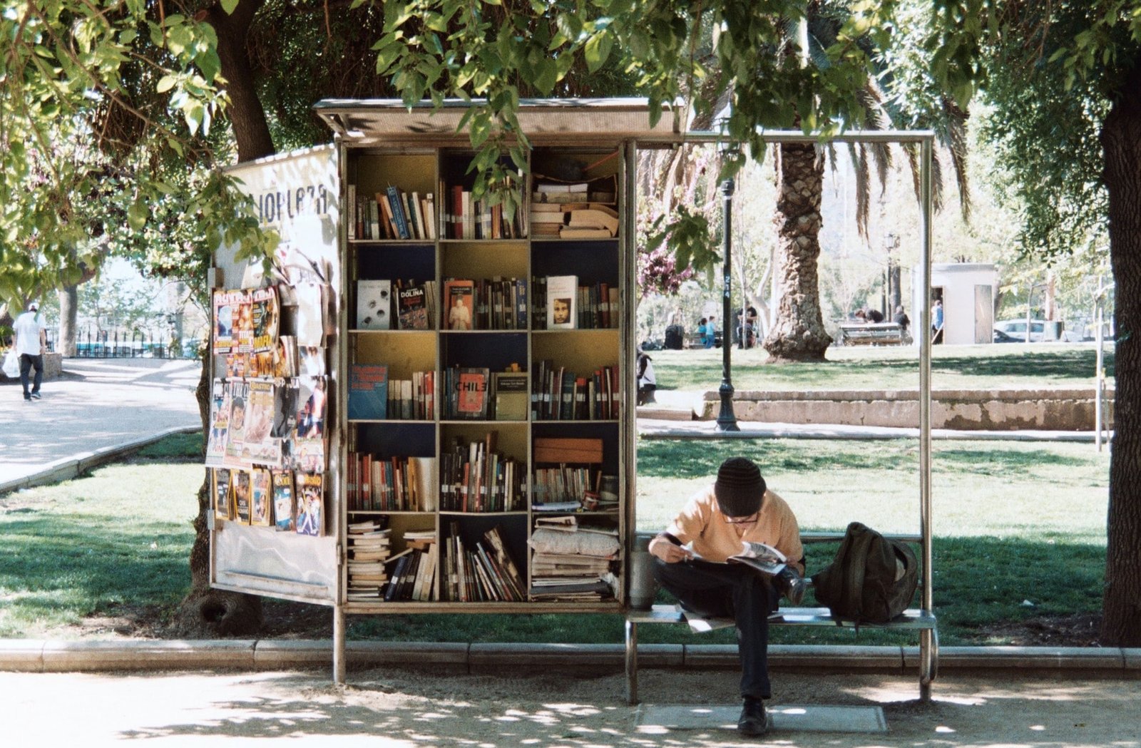 bibliothèque ouverte dans un parc